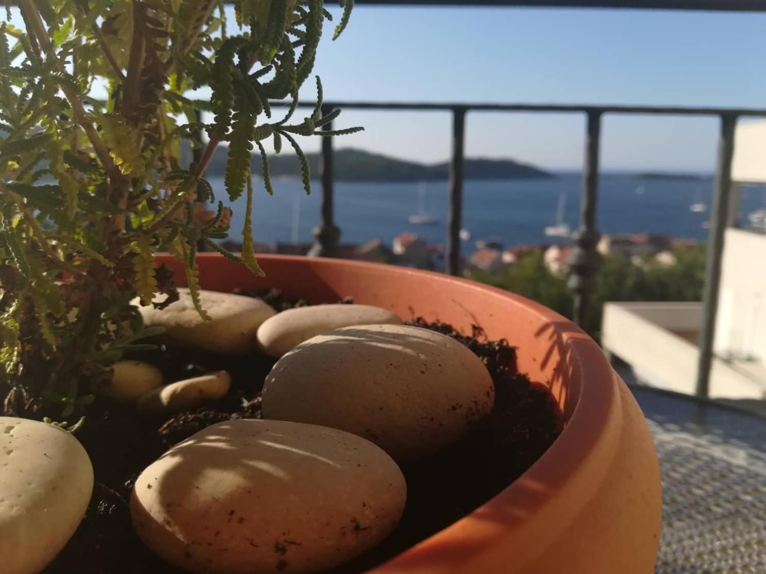 A Lovely And Cozy Room With A Breathtaking View Vis Kültér fotó